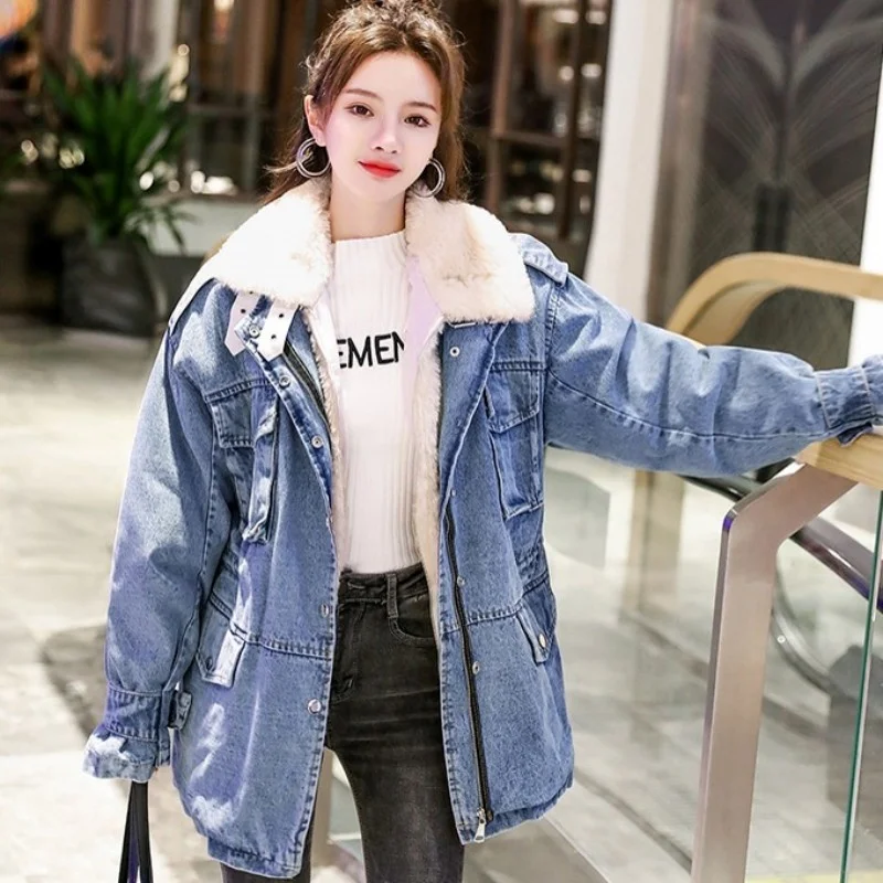 Women Casual Cotton Coat Loose Medium Long Lambswool Denim Jacket Blue Fur Collar Office Lady Full Sleeve Cowgirl Outerwear
Women Casual Cotton Coat Loose Medium Long Lambswool Denim Jacket Blue Fur Collar Office Lady Full Sleeve Cowgirl Outerwear