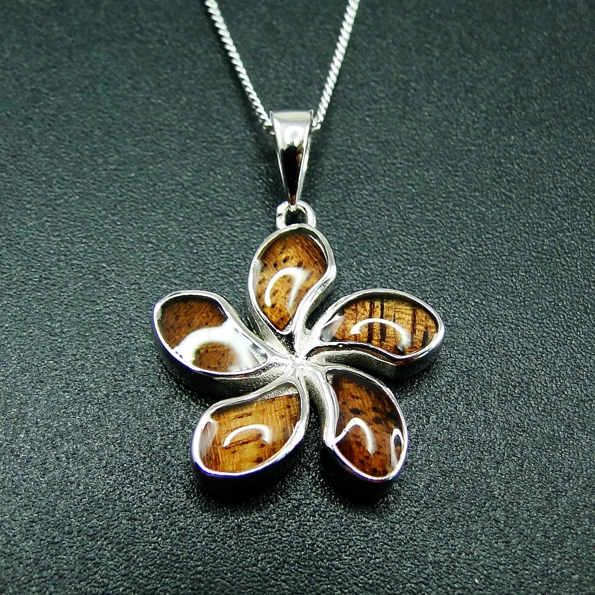 Beautiful Hot Selling 925 Sterling Silver 20mm Wood Plumeria Flower Pendant Necklace For Gift
Beautiful Hot Selling 925 Sterling Silver 20mm Wood Plumeria Flower Pendant Necklace For Gift