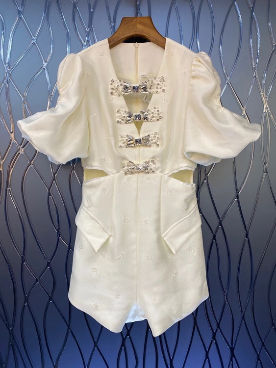 Женский комбинезон с бантом и V-образным вырезом 
Женский комбинезон с бантом и V-образным вырезом