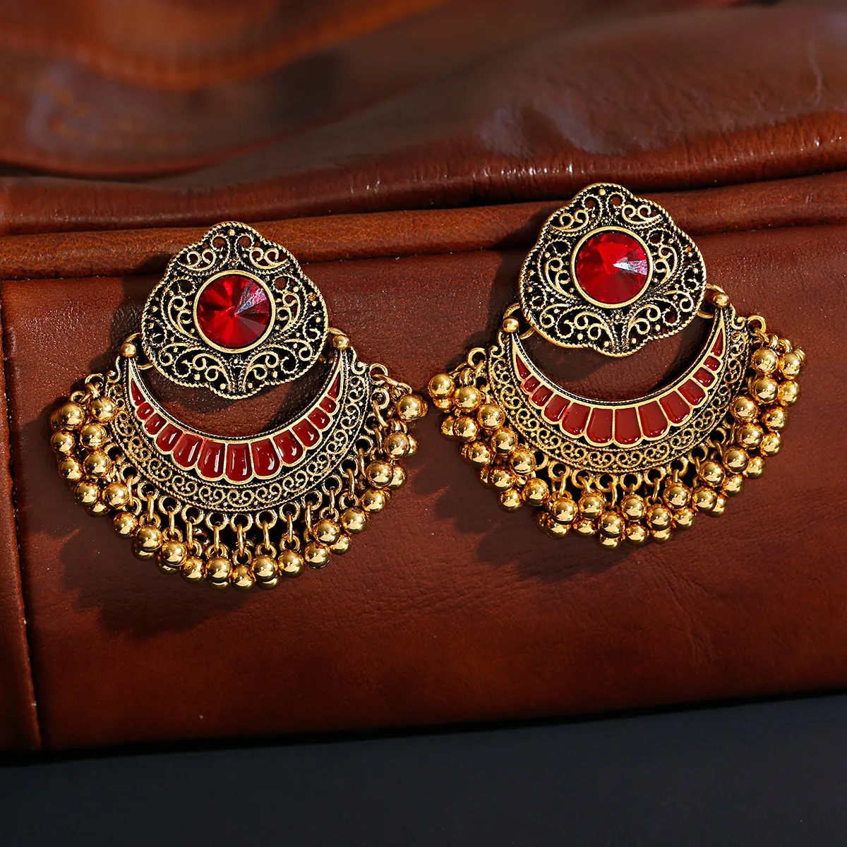 Bohemian Women's Red Rhinestone Wedding Earrings Retro Ethnic Gold Sector Alloy Tassel Beads Jhumka Earring
Bohemian Women's Red Rhinestone Wedding Earrings Retro Ethnic Gold Sector Alloy Tassel Beads Jhumka Earring