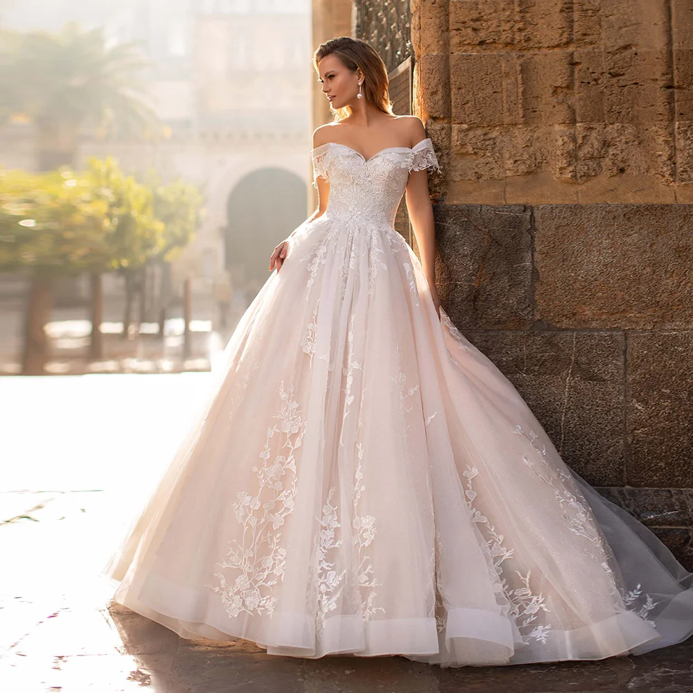 Платье свадебное с открытыми плечами, вырезом сердечком и шнуровкой на спине
Платье свадебное с открытыми плечами, вырезом сердечком и шнуровкой на спине