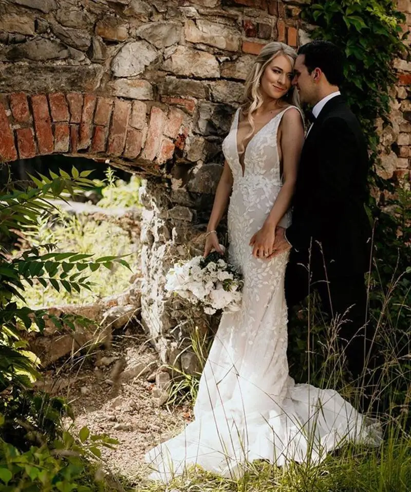 Luxury 2021 V Neck Lace Appliqued Mermaid Wedding Dresses Sexy Backless Sheath Wedding Gowns Court Train Garden Bridal Dresses
Luxury 2021 V Neck Lace Appliqued Mermaid Wedding Dresses Sexy Backless Sheath Wedding Gowns Court Train Garden Bridal Dresses