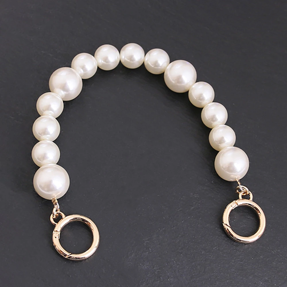 Женский кошелек на цепочке с имитацией жемчуга и застежкой
Женский кошелек на цепочке с имитацией жемчуга и застежкой