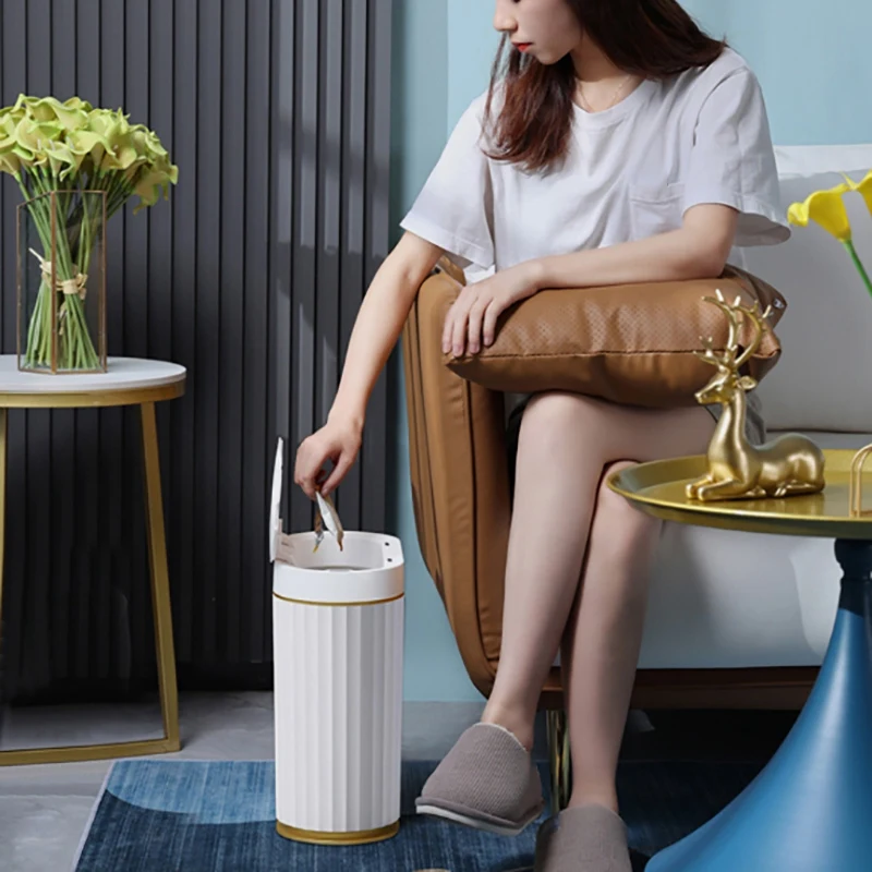 1Pcs Smart Sensor Trash Can Golden Edge Waste Bin Kitchen Waterproof Bin Narrow Seam Automatic Electric Bin with Lid
1Pcs Smart Sensor Trash Can Golden Edge Waste Bin Kitchen Waterproof Bin Narrow Seam Automatic Electric Bin with Lid