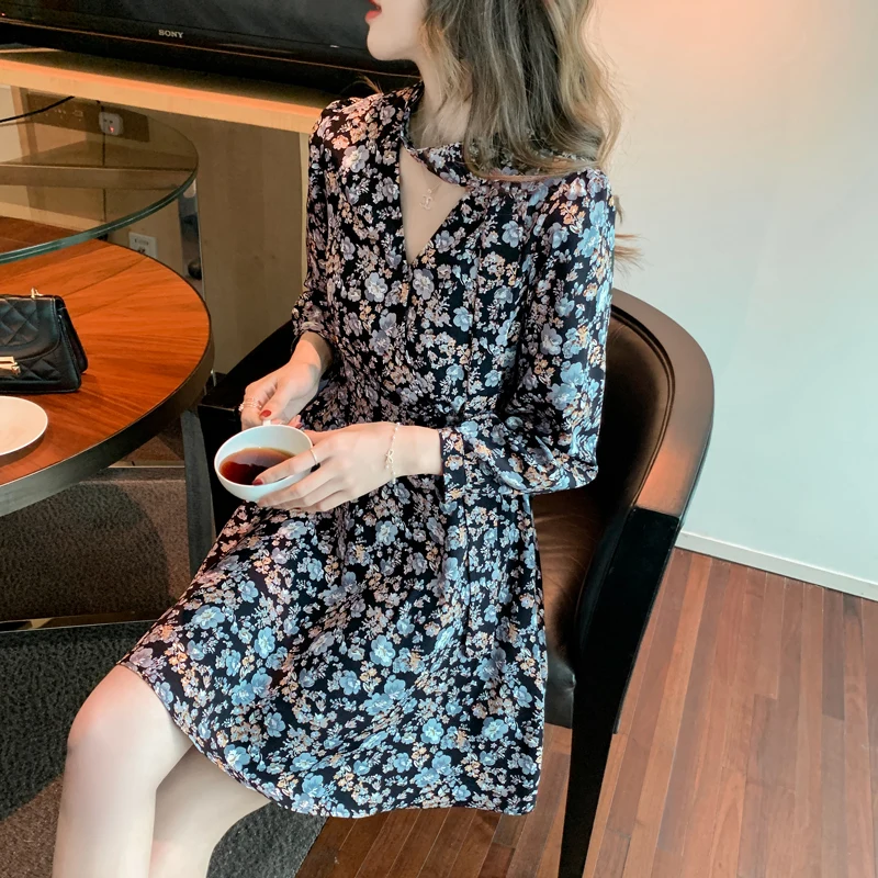 2021 Women Dress Floral casual Chiffon Summer long Sleeve V-Neck Mini Boho Lady High Waist Lace-up Ruffle A-Line Clothes 
2021 Women Dress Floral casual Chiffon Summer long Sleeve V-Neck Mini Boho Lady High Waist Lace-up Ruffle A-Line Clothes