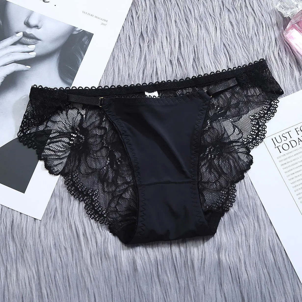 Women Panties New Thin Strip Transparent Lace Pure Cotton Ice Traceless Breathable Middle and Low Waist Briefs
Women Panties New Thin Strip Transparent Lace Pure Cotton Ice Traceless Breathable Middle and Low Waist Briefs