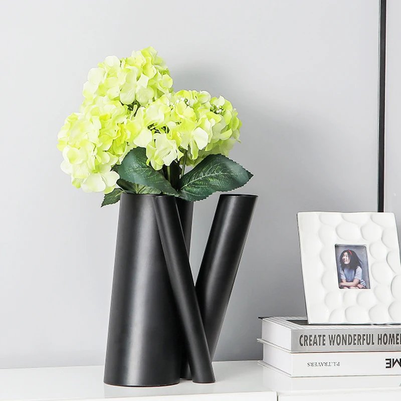 PEANDIM Modern Flower Vase European Black Vase Holder Household Living Room Table Decoration Vase Ornaments 
PEANDIM Modern Flower Vase European Black Vase Holder Household Living Room Table Decoration Vase Ornaments