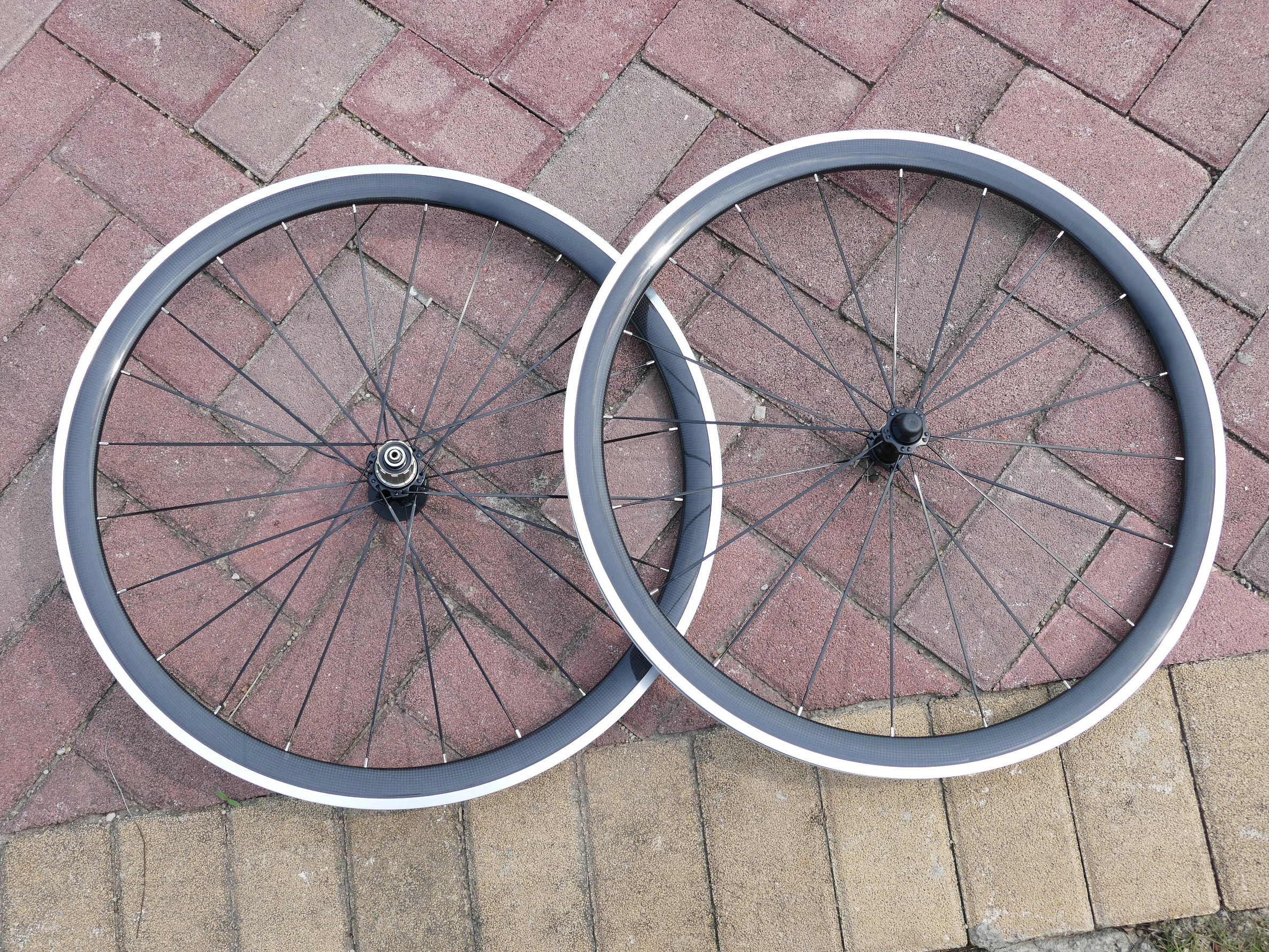 1 Pair : 3K UD Full Carbon Fiber Matt Glossy Road Bike Clincher Wheelset 38mm - width 25mm Bicycle WHEEL set Rim 700C alloy Side
1 Pair : 3K UD Full Carbon Fiber Matt Glossy Road Bike Clincher Wheelset 38mm - width 25mm Bicycle WHEEL set Rim 700C alloy Side