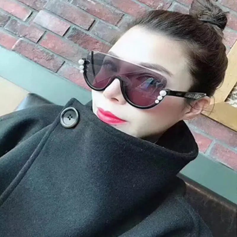 Q Female Sunglasses Pearl Decoration Brand Designer UV400 One-Piece Siamese Eyewear Half Frame Big Box Driving Goggles
Q Female Sunglasses Pearl Decoration Brand Designer UV400 One-Piece Siamese Eyewear Half Frame Big Box Driving Goggles