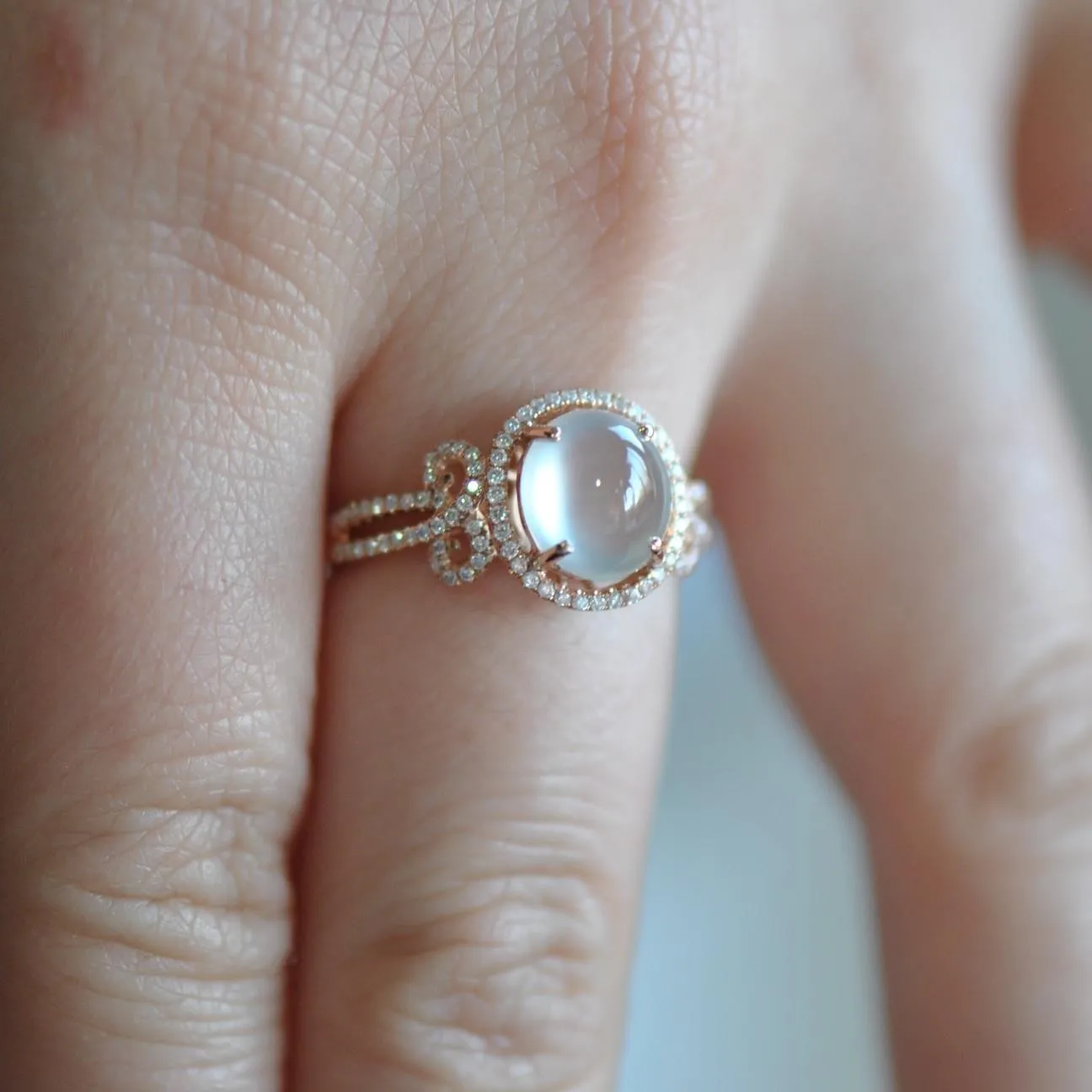 Natural White Ice Chalcedony Large Egg Noodles S925 Sterling Silver Inlaid with Bow Opening Adjustable Ring on Both Sides
Natural White Ice Chalcedony Large Egg Noodles S925 Sterling Silver Inlaid with Bow Opening Adjustable Ring on Both Sides