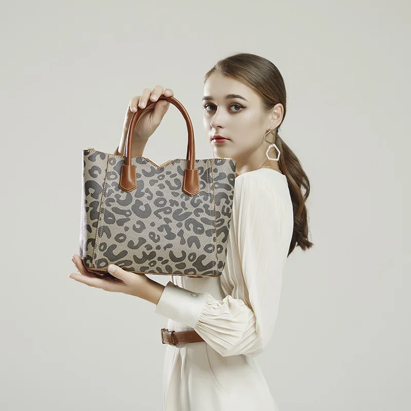 Infinite Charm Ladies 100% Genuine Leather Fashion and Elegant Leopard Print Handbag Retro Single Shoulder Messenger Bag Speedy
Infinite Charm Ladies 100% Genuine Leather Fashion and Elegant Leopard Print Handbag Retro Single Shoulder Messenger Bag Speedy