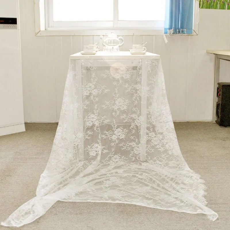 Фото Свадебные туфли украшенные белым кружевом покрытие стола Ретро - купить