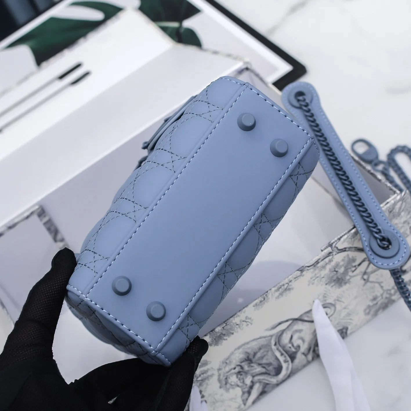 2021 famous luxury brand five-grid frosted rattan pattern leather flap ladies handbag, high-quality brand women's shoulder bag
2021 famous luxury brand five-grid frosted rattan pattern leather flap ladies handbag, high-quality brand women's shoulder bag