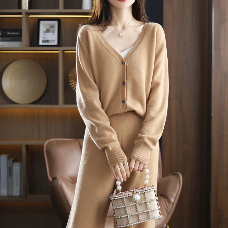 Autumn And Winter New Wool Women's Sports Suit, Casual Knitted Cardigan V-Neck Jacket, Simple And Fashionable Two-Piece Suit 
Autumn And Winter New Wool Women's Sports Suit, Casual Knitted Cardigan V-Neck Jacket, Simple And Fashionable Two-Piece Suit