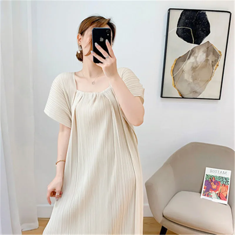 Miyake Pleated dress Lantern Bat Sleeve 2021 Autumn/Winter New Temperament Stitching Fashion Loose Dress Vestidos Fiesta Daifa
Miyake Pleated dress Lantern Bat Sleeve 2021 Autumn/Winter New Temperament Stitching Fashion Loose Dress Vestidos Fiesta Daifa