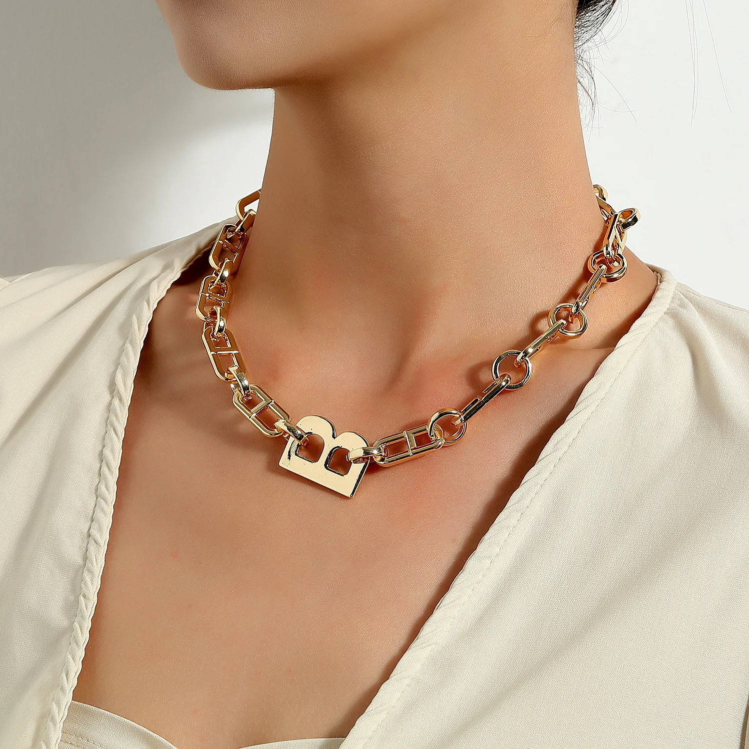 2021 Trend New Brand Thick Letter B Choker Necklace for Women Minimalist Chunky Collar Necklace Gold Color Punk Style
2021 Trend New Brand Thick Letter B Choker Necklace for Women Minimalist Chunky Collar Necklace Gold Color Punk Style