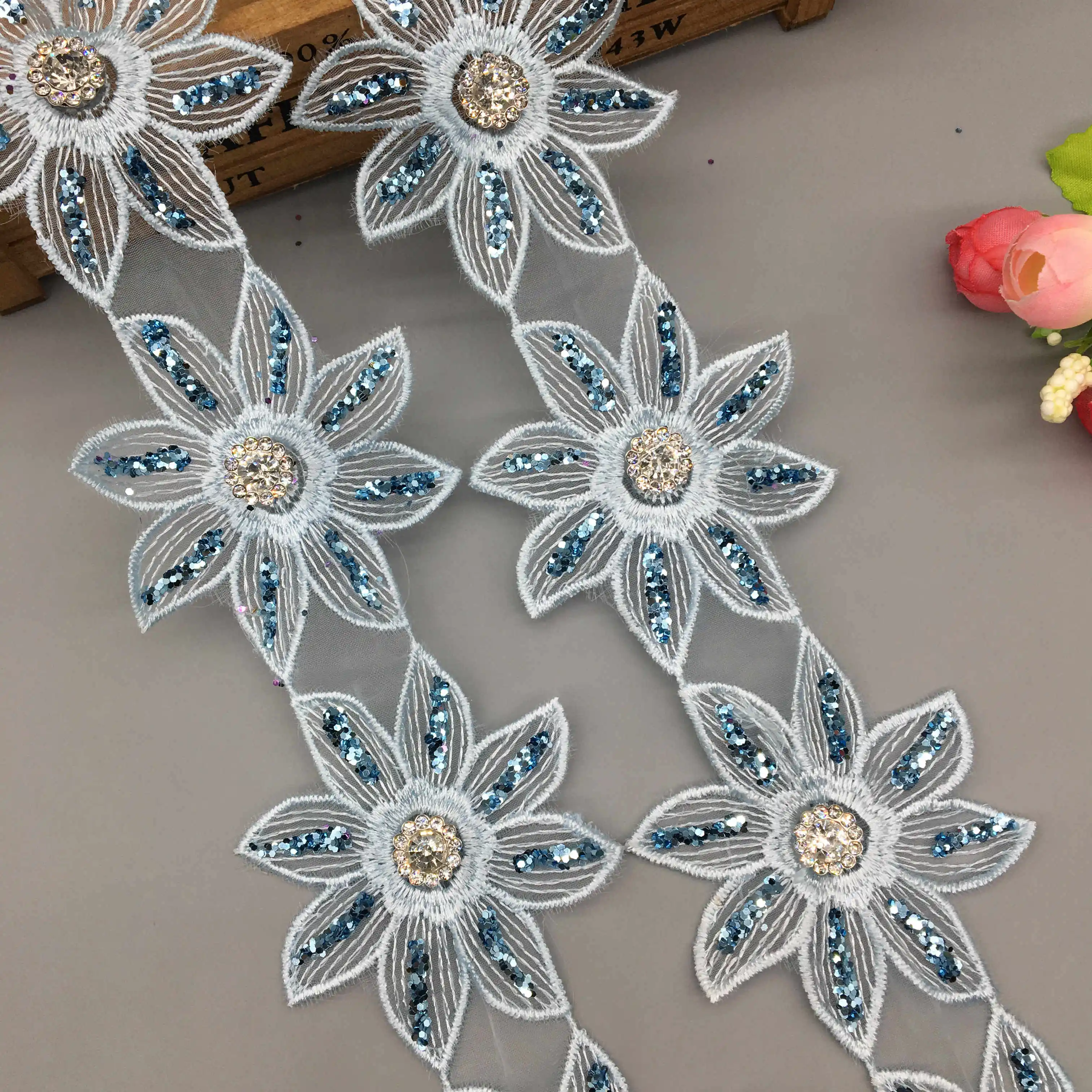 1 yard 6.8cm Blue 3D Flower Gold Glitter Rhinestones Embroidered Lace Trim Applique Ribbon Fabric Sewing Craft Wedding Dress
1 yard 6.8cm Blue 3D Flower Gold Glitter Rhinestones Embroidered Lace Trim Applique Ribbon Fabric Sewing Craft Wedding Dress