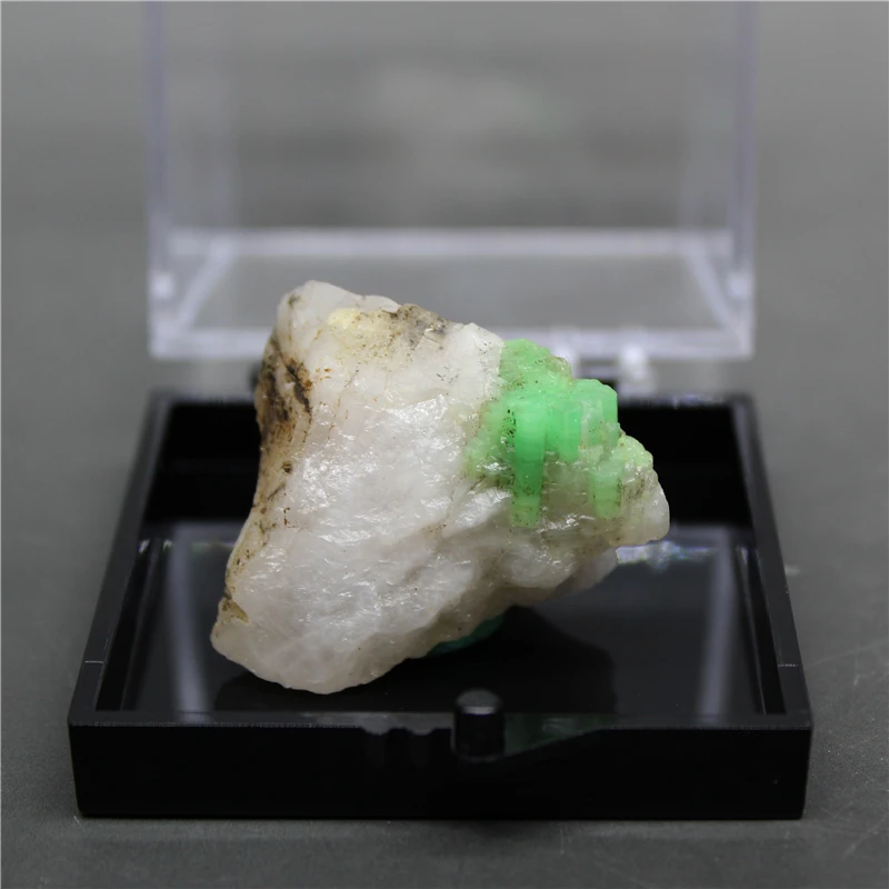 100% Natural green emerald mineral gem-grade crystal specimens stones and crystals quartz crystals box size 5.2cm
100% Natural green emerald mineral gem-grade crystal specimens stones and crystals quartz crystals box size 5.2cm