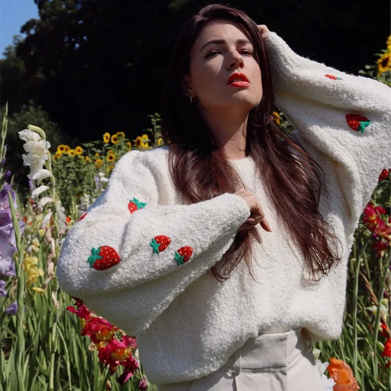 Autumn and Winter New Retro Ins Women's Girl Strawberry Embroidery Round Neck Loose Lazy Knit Fashion Sweater Top White Sweater 
Autumn and Winter New Retro Ins Women's Girl Strawberry Embroidery Round Neck Loose Lazy Knit Fashion Sweater Top White Sweater