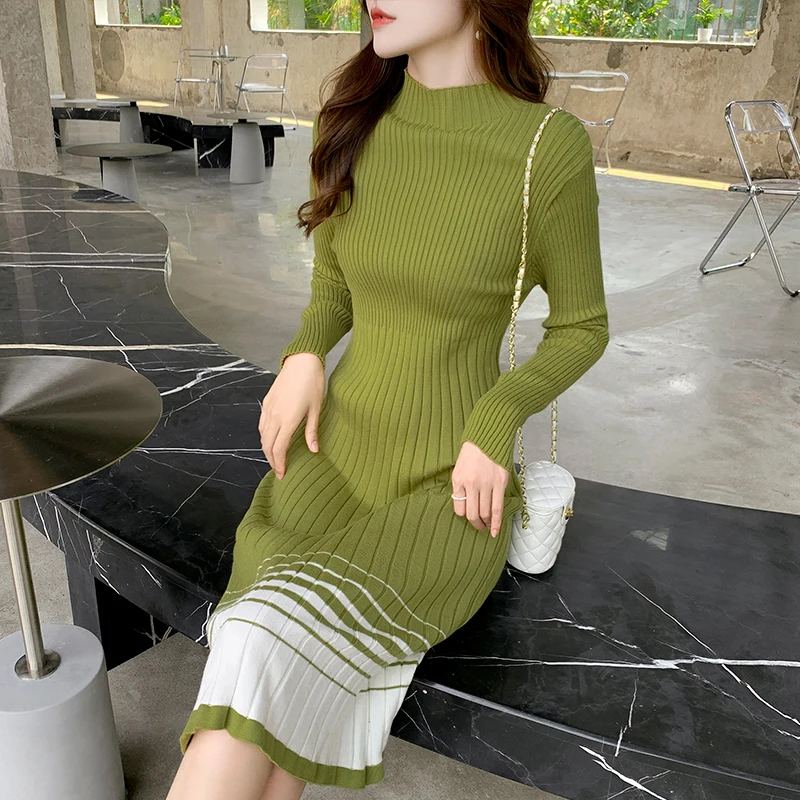 Женское трикотажное платье-свитер средней длины, с длинным рукавом 
Женское трикотажное платье-свитер средней длины, с длинным рукавом