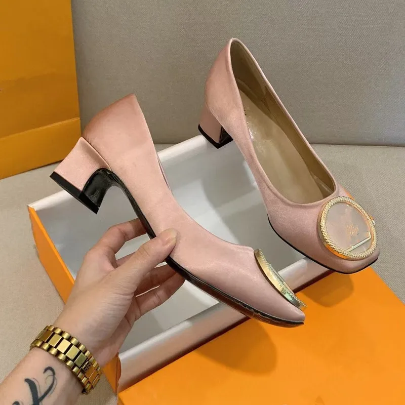 Туфли женские атласные на среднем каблуке, брендовые модные туфли-лодочки абрикосового цвета на массивном каблуке, классические, на весну
Туфли женские атласные на среднем каблуке, брендовые модные туфли-лодочки абрикосового цвета на массивном каблуке, классические, на весну