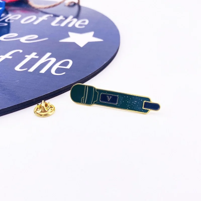 KPOP Bangtan Boys Metal Brooch Badge Badge Microphone Peripheral Customization
KPOP Bangtan Boys Metal Brooch Badge Badge Microphone Peripheral Customization