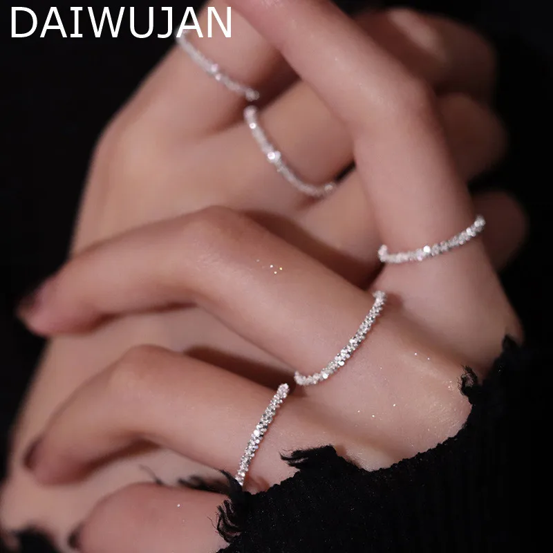 Korean Sparkling Midi Round Twist Ring for Fashion Women Silver Gold Color Gypsophila Single Finger Rings Wedding Party Jewelry 
Korean Sparkling Midi Round Twist Ring for Fashion Women Silver Gold Color Gypsophila Single Finger Rings Wedding Party Jewelry