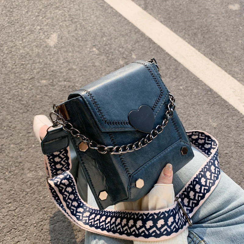 Bags For Women 2020 New Korean Style Retro Heart-shaped Lock Mobile Phone Women's Bag Studded Shoulder Bag Women's Messenger Bag
Bags For Women 2020 New Korean Style Retro Heart-shaped Lock Mobile Phone Women's Bag Studded Shoulder Bag Women's Messenger Bag
