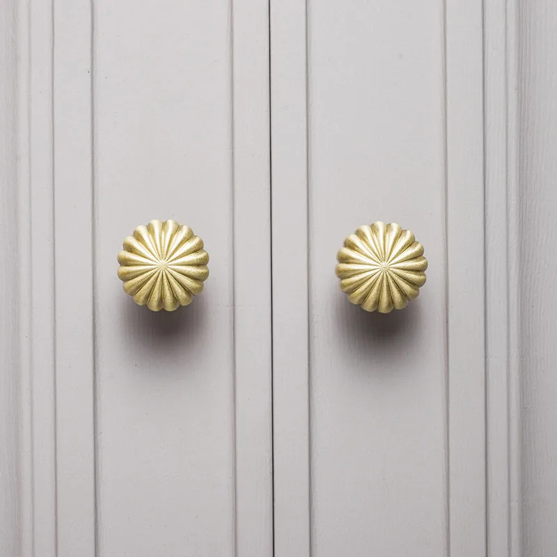 European British style creative pure brass solid handle cabinet door drawer wardrobe golden retro light luxury copper handle
European British style creative pure brass solid handle cabinet door drawer wardrobe golden retro light luxury copper handle