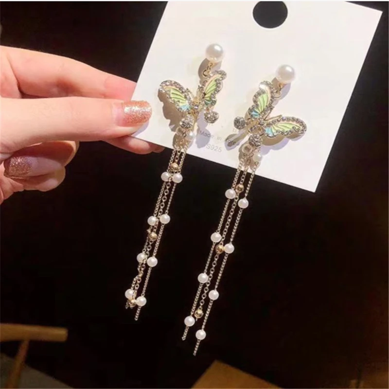 Retro popular Chinese style butterfly enamel pearl tassel fairy sense ins wind ear clip ladies fashion necklace
Retro popular Chinese style butterfly enamel pearl tassel fairy sense ins wind ear clip ladies fashion necklace