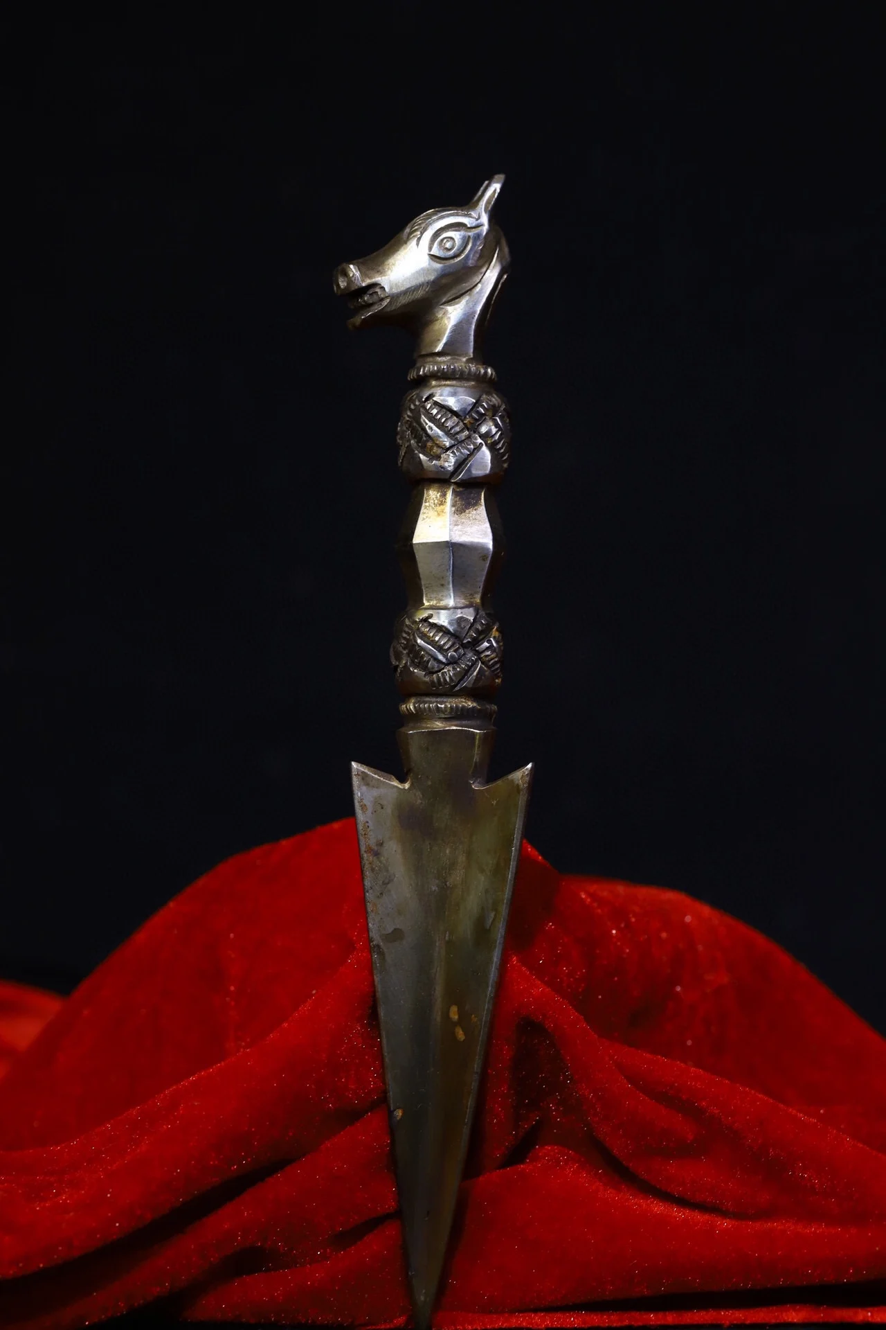 Home Decor 8" Tibet Buddhism Tiantie Horse Head Mingwang Statue Dorje Vajra Phurba Dagger Holder Exorcism Ward off evil spirits
Home Decor 8" Tibet Buddhism Tiantie Horse Head Mingwang Statue Dorje Vajra Phurba Dagger Holder Exorcism Ward off evil spirits