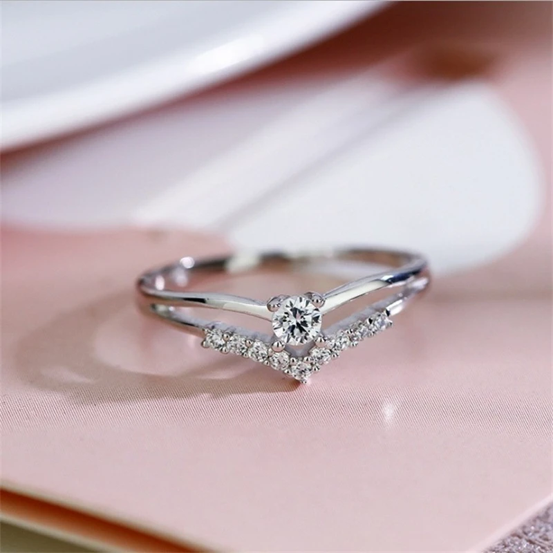 New Jewelry European and American Simple Zircon Diamonds Ladies Engagement Bridal Alloy Ring Ring Accessories Wholesale
New Jewelry European and American Simple Zircon Diamonds Ladies Engagement Bridal Alloy Ring Ring Accessories Wholesale