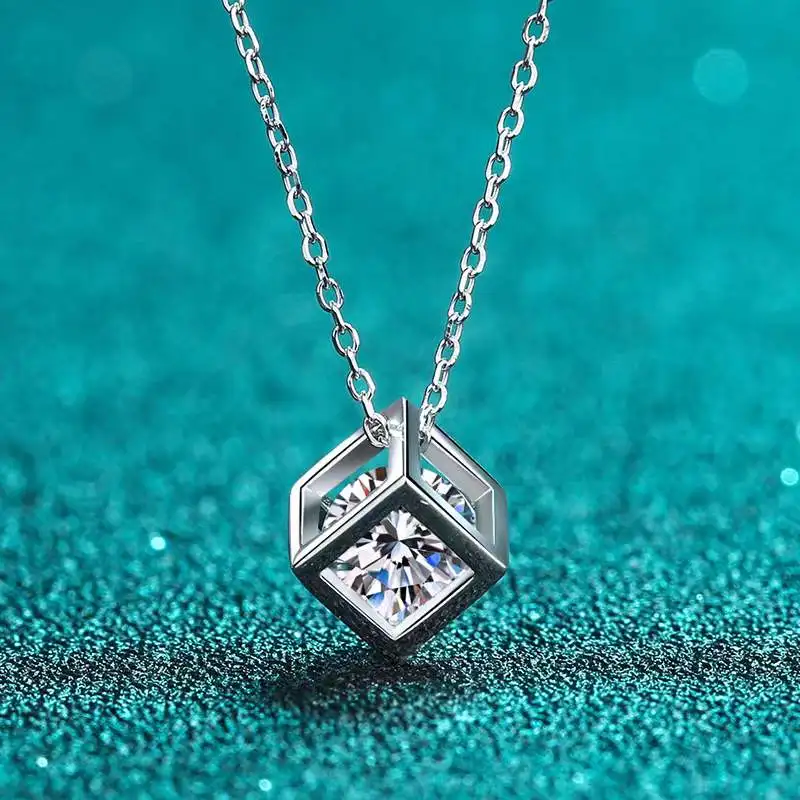 

Trendy 0.5-1ct D Color VVS1 Moissanite Women Necklace S925 Silver Plated Platinum Square Pendant Necklace Pass Diamond Tester