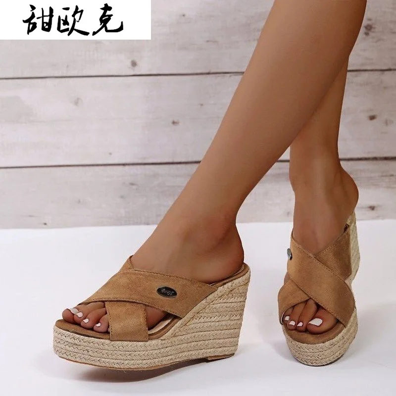 2021 Summer Women Slippers Fashion Slope heel Casual Platform Sandals Women Comfortable Round head Sexy Open Toe Beach Slippers 
2021 Summer Women Slippers Fashion Slope heel Casual Platform Sandals Women Comfortable Round head Sexy Open Toe Beach Slippers
