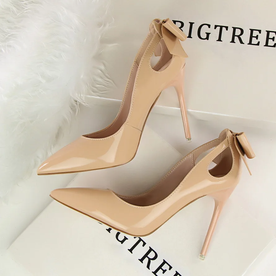 Women's Shoes Korean Version Sexy Thin High Heels Female Pointed Patent Leather Hollowed Out Bowknot Single Shoes Women
Women's Shoes Korean Version Sexy Thin High Heels Female Pointed Patent Leather Hollowed Out Bowknot Single Shoes Women
