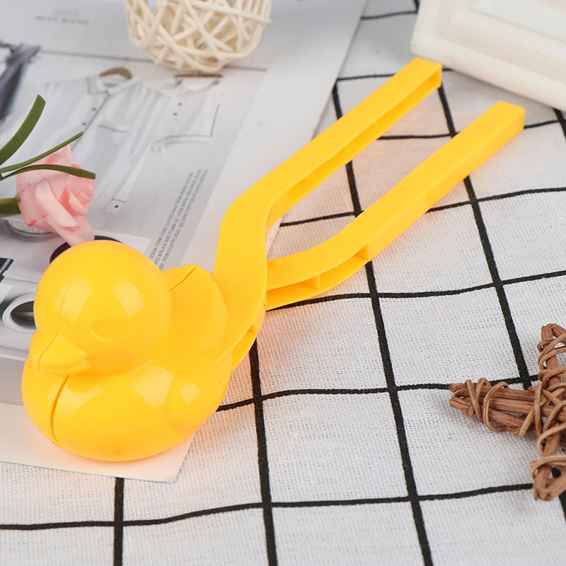 1pc Winter Plastic Snowball Maker Clip Kids Outdoor Sand Snow Ball Mold Toys Fight Duck Snowman Clip Toy for Child
1pc Winter Plastic Snowball Maker Clip Kids Outdoor Sand Snow Ball Mold Toys Fight Duck Snowman Clip Toy for Child