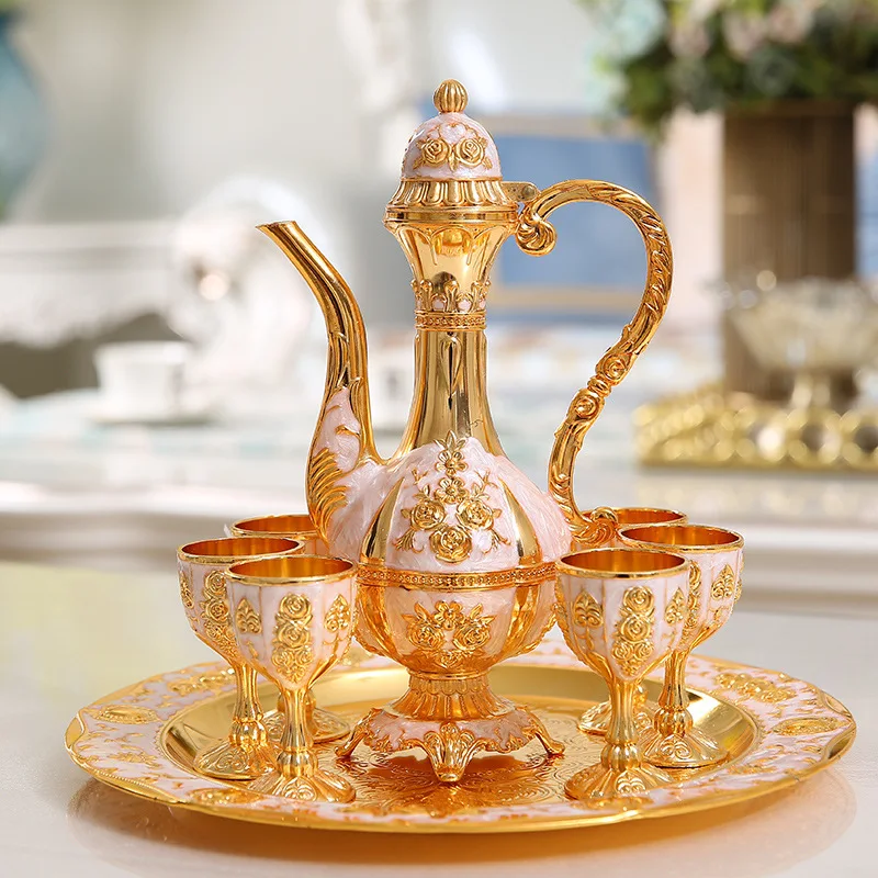 European style metal Baijiu wine bottle, wine cooler, home furnishing items.
European style metal Baijiu wine bottle, wine cooler, home furnishing items.