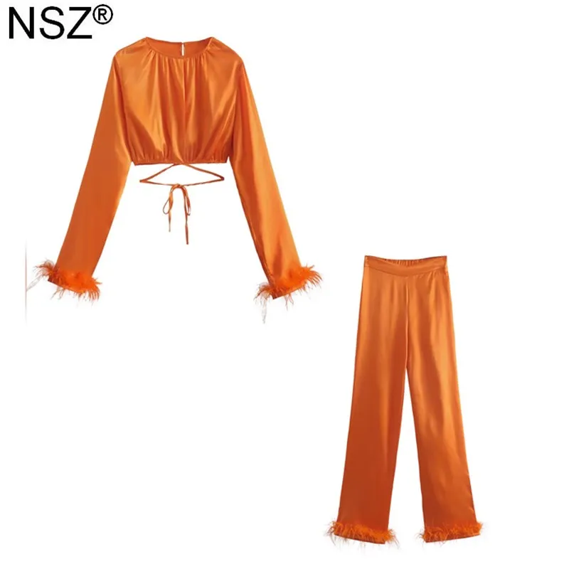 Комплект женский атласный из блузки и брюк, с эластичным поясом 
Комплект женский атласный из блузки и брюк, с эластичным поясом