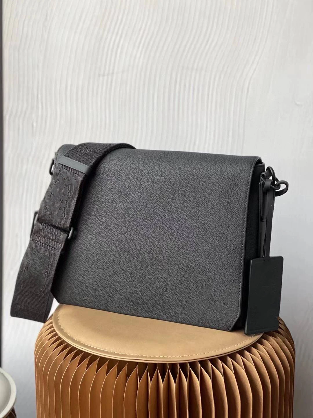 New male man Bags Shoulder Bags Chain Designer Flap Purse real Leather 2021 Fashion boy Messenger Bags Casualbag bags
New male man Bags Shoulder Bags Chain Designer Flap Purse real Leather 2021 Fashion boy Messenger Bags Casualbag bags