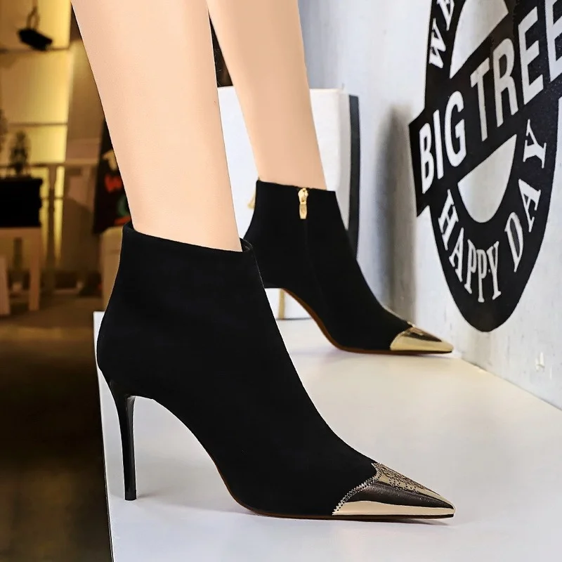 Женские ботинки из флока до щиколотки, с острым носком, на высоком тонком каблуке, Зимние ботильоны с боковой молнией, женская обувь, женские...
Женские ботинки из флока до щиколотки, с острым носком, на высоком тонком каблуке, Зимние ботильоны с боковой молнией, женская обувь, женские...