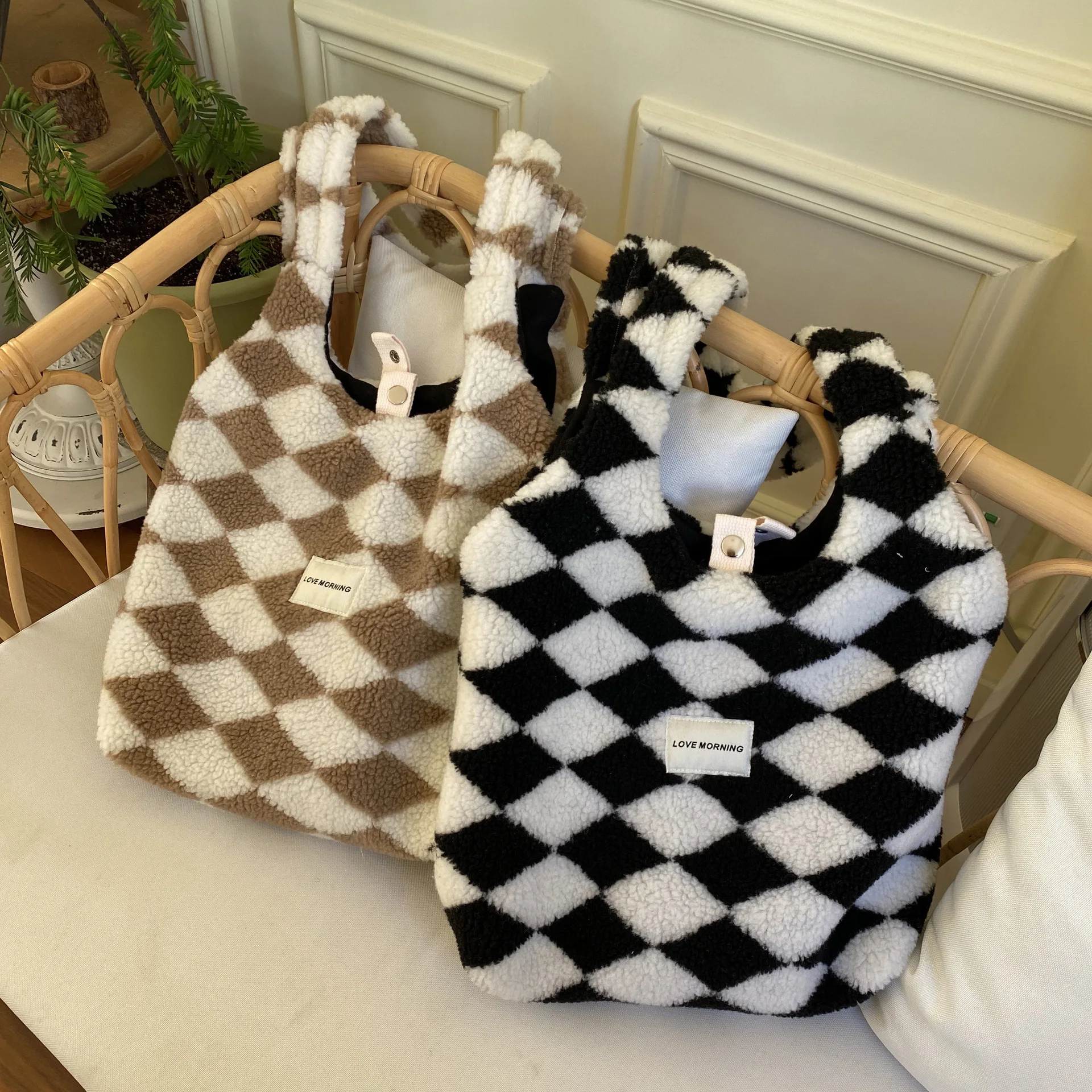 Winter Female Checkerboard Plaid Shoulder Wrist Bags Vintage Women's Lamb Underarm Tote Handbag 2021 Fashion Shopping Bags
Winter Female Checkerboard Plaid Shoulder Wrist Bags Vintage Women's Lamb Underarm Tote Handbag 2021 Fashion Shopping Bags