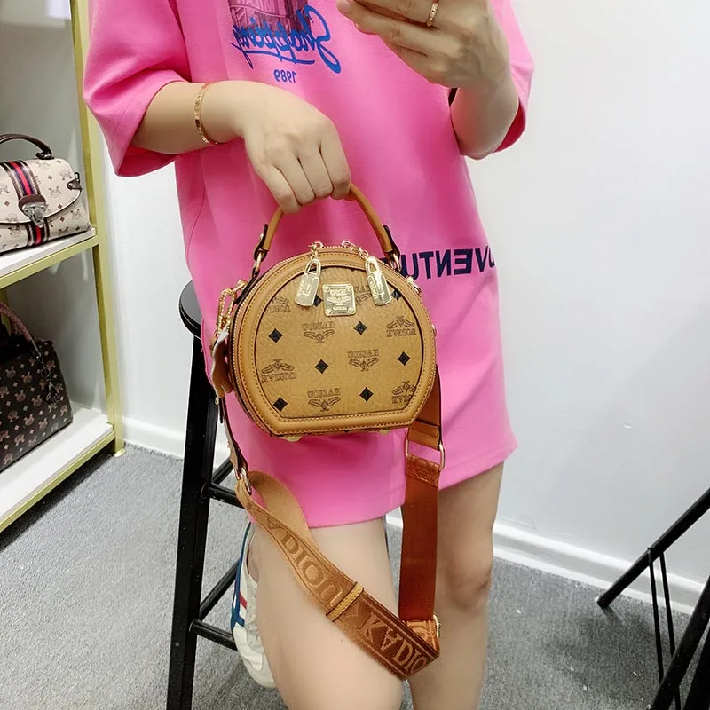 2021 New Fashion Leather Handbag Wide Shoulder Strap Single Shoulder Messenger Small Round Bag Purses and Handbags Luxury Cc Gg
2021 New Fashion Leather Handbag Wide Shoulder Strap Single Shoulder Messenger Small Round Bag Purses and Handbags Luxury Cc Gg