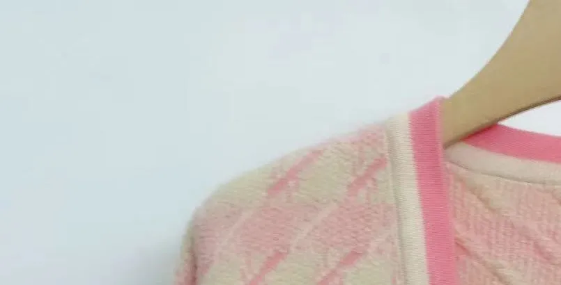 Women V-neck Woolen Sweater Houndstooth Jacquard Long Sleeve Single Breasted Female Loose Knit Cardigan Coat with Pockets Autumn
Women V-neck Woolen Sweater Houndstooth Jacquard Long Sleeve Single Breasted Female Loose Knit Cardigan Coat with Pockets Autumn