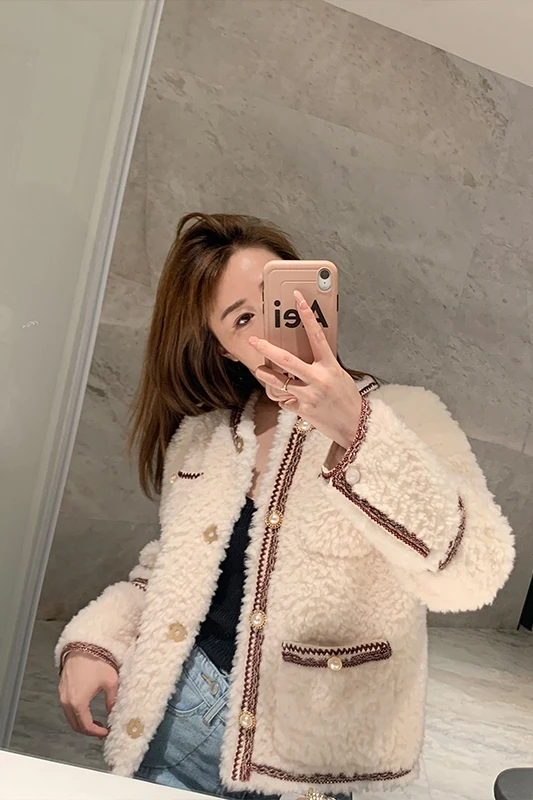 2020 New Women Winter Real Lamb Fur Coat Female Plush Sheep Shearing Outerwear Korean Warm Abrigos Mujer Short Overcoats S16
2020 New Women Winter Real Lamb Fur Coat Female Plush Sheep Shearing Outerwear Korean Warm Abrigos Mujer Short Overcoats S16