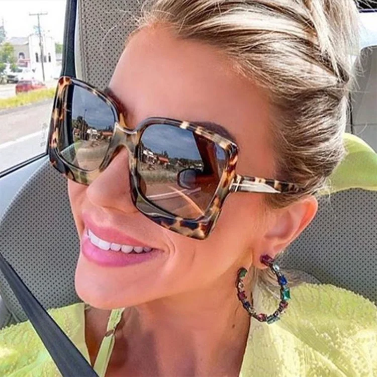 2021 Fashion Oversized Women Sunglasses Brand Designer Plastic Female Big Frame Gradient Sun Glasses UV400 gafas de sol mujer
2021 Fashion Oversized Women Sunglasses Brand Designer Plastic Female Big Frame Gradient Sun Glasses UV400 gafas de sol mujer