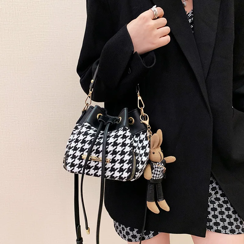 Модная сумка-мессенджер через плечо с принтом, с высокой текстурой, универсальная леопардовая кисточка с сумкой-ведром
Модная сумка-мессенджер через плечо с принтом, с высокой текстурой, универсальная леопардовая кисточка с сумкой-ведром