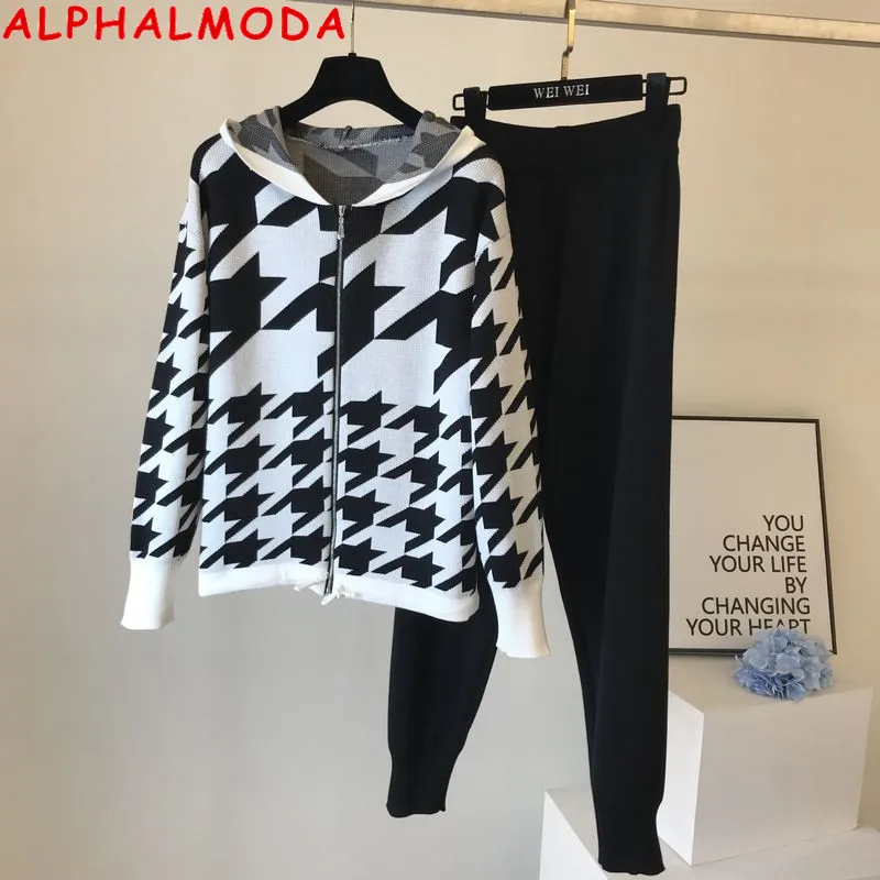 Женский спортивный костюм ALPHALMODA, вязаный кардиган на молнии с капюшоном и брюки с узором «гусиные лапки» на осень и зиму 2020
Женский спортивный костюм ALPHALMODA, вязаный кардиган на молнии с капюшоном и брюки с узором «гусиные лапки» на осень и зиму 2020