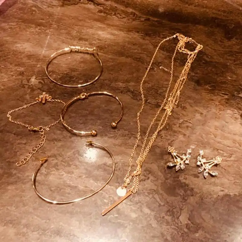 8pcs / set fashion creative diamond studded cool star magnet buckle watch + leaf Bracelet Set + Earrings + Necklace
8pcs / set fashion creative diamond studded cool star magnet buckle watch + leaf Bracelet Set + Earrings + Necklace