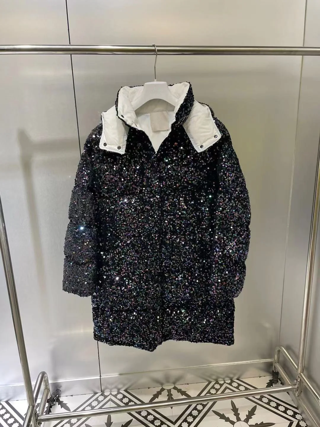 Женский зимний пуховик с капюшоном и воротником-стойкой, блестящий длинный прямой пуховик в Повседневном Уличном Стиле llt090955269 
Женский зимний пуховик с капюшоном и воротником-стойкой, блестящий длинный прямой пуховик в Повседневном Уличном Стиле llt090955269