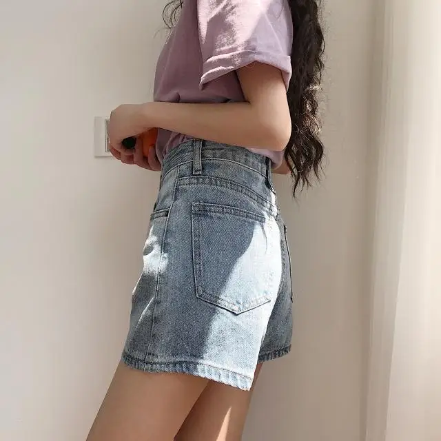 Denim shorts female summer new Korean chic loose show thin wide leg high waist elegant same hot pants student trend
Denim shorts female summer new Korean chic loose show thin wide leg high waist elegant same hot pants student trend